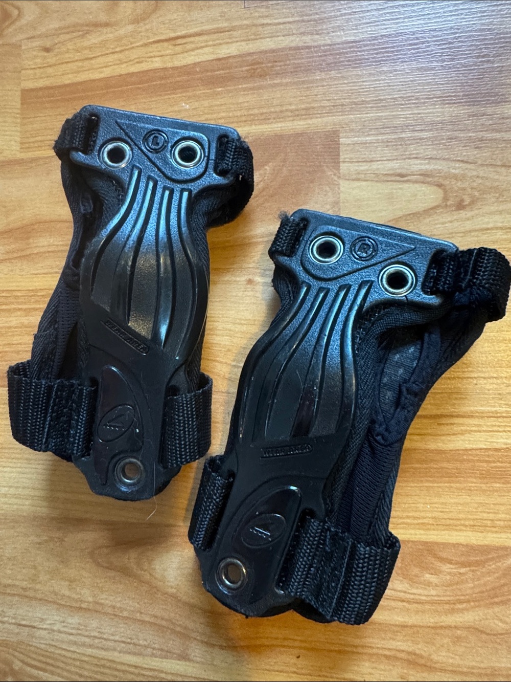 Rollerblade youth hand & wrist‎ skating protectors black : adjustable GUC